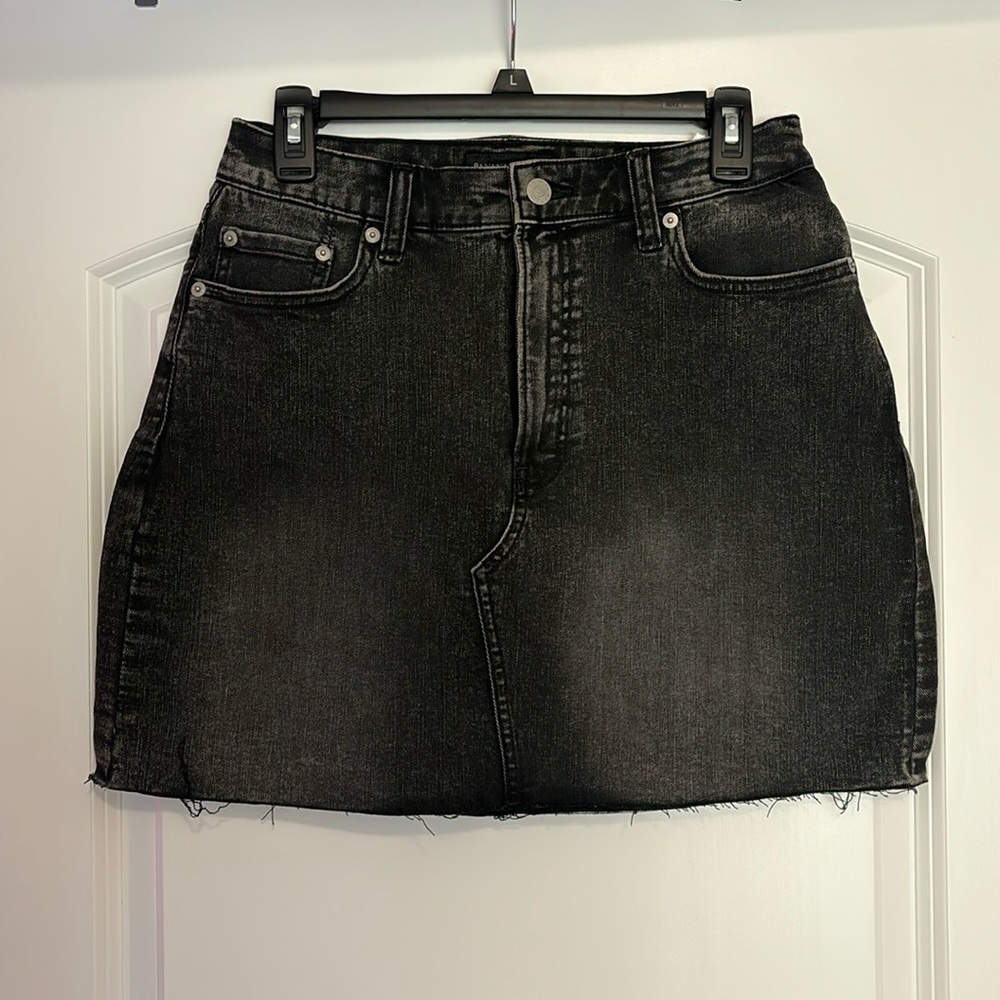 ✨Banana Republic washed black denim skirt w. raw hem